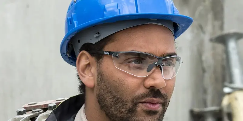 safety glasses and blue hard hat.webp (21 KB)